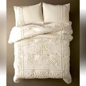 NWT Urban Outfitters jackie full/queen tufted comforter